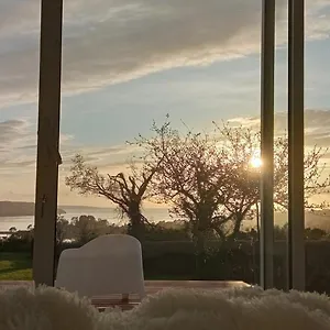 Avec Terrasse Privative Et Vue , Hanvec France